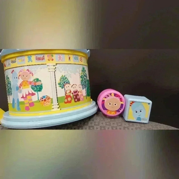 In the Night  Garden 2007 Shape and Spin Gazebo Sorter Toy with 3 block forns - Picture 2 of 9